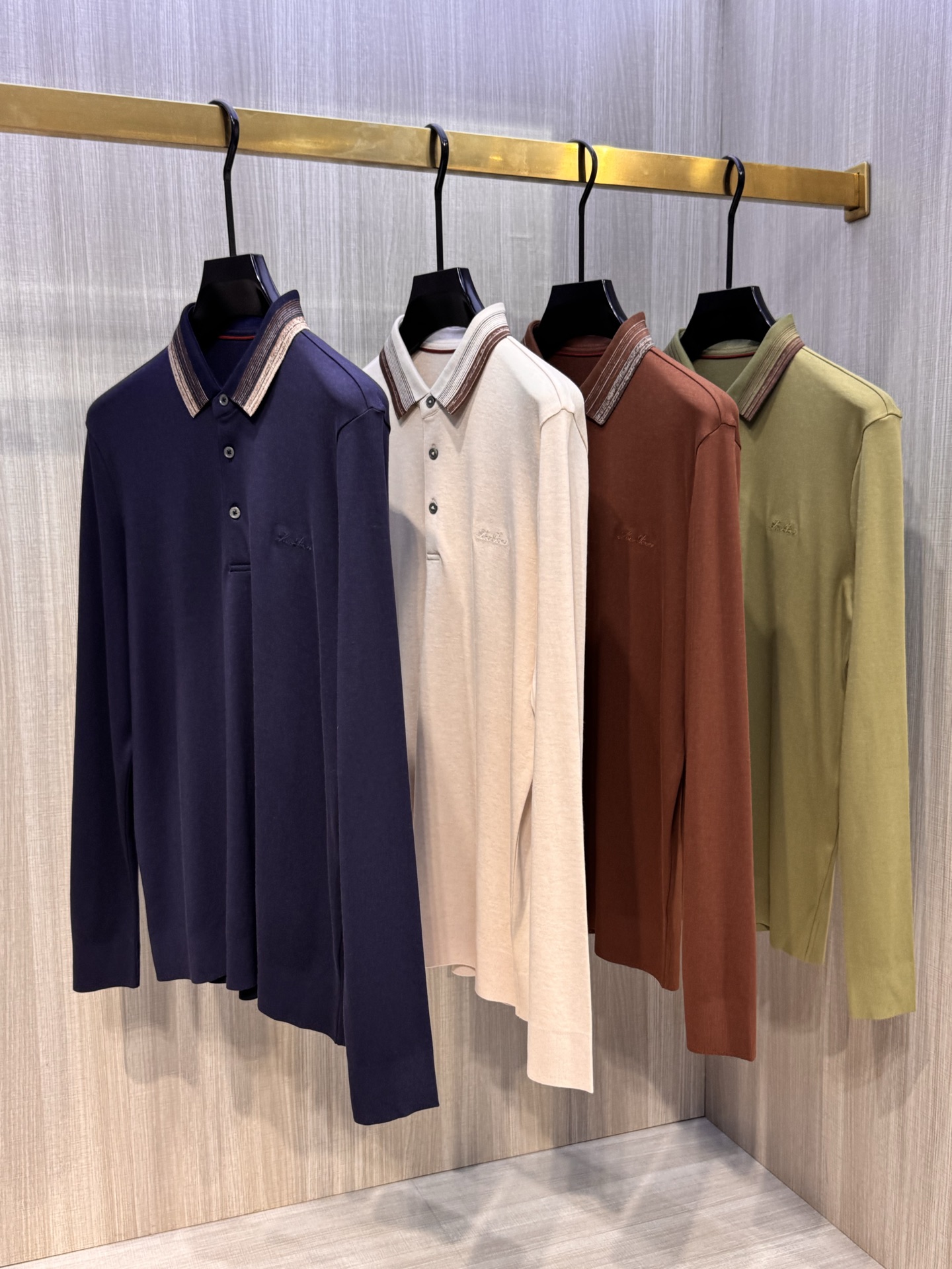 NO:568315,LP home  The latest 2025 autumn and winter letter embroidered logo men's corner lapel long-sleeved T-shirt, traditional POLO collar design, simple and elegant, light business style, elegant stripe design on the collar, with the iconic LP letter embroidered logo on the chest, matching the color of the clothes, seemingly low-key and simple, but it brings an unusual sense of high-end, high brand identity. Wear it close to the body  It has excellent wearing comfort, good elasticity, and luster. The upper body is crisp and stylish, and it is not easy to wrinkle and deform. The overall clean lines and simple shape make the upper body tasteful and stylish. It is also super versatile and never goes out of style. It can be easily used for both business and leisure. It looks great when worn alone or as a base layer. You can create a full-fledged urban elite male look with any combination!  The fabric is made of 90% cotton, 10% wool, and mercerized cotton. The cuffs and hem are made using a unique flat knitting process. The ribbing is seamlessly connected to the body. It smells like a sweater, but it is more delicate and tighter than a sweater. The package is naturally more comfortable and stylish, and it will not fade or deform after being worn and washed for a long time!  Sizes M-3XL (the model is 172 cm and 148 pounds, and the L size is suitable) 4 colors: black, khaki, coffee, green, loro piana, tees, t-shirt, alexander wang19860909LP家 2025秋冬最新字母绣标男士起角翻领长袖T恤,传统POLO领设计,简单大方,轻商务风格,衣领典雅条纹设计,搭配胸前标志性LP字母刺绣徽标,与衣服配色,看似低调简约,却带来不同寻常的高级感,品牌标识度极高.贴身穿着舒适度极佳,弹性好,有光泽,上身挺括有型,不易起皱变形；整体干净的线条和简洁的造型,上身有品位有格调,且超级百搭,永不过时,商务休闲皆可轻松应对,单穿或打底都非常好看,随意搭配都能打造出满满的都市精英男神范儿！面料90棉,10羊毛,丝光棉起角,袖口及下摆均是采用独特的横机织造工艺,无接缝衔接了与大身一体的罗纹收口,有点针织衫的味道,但比针织衫更细腻更紧密,包裹自然更舒适,更有型,且久穿久洗不褪色不变形！尺码M-3XL（模特172厘米148斤试穿L码合适）4个颜色黑色,卡其 ,咖啡,绿色,,loro piana,tees，t-shirt,alexander wang,Men's clothing