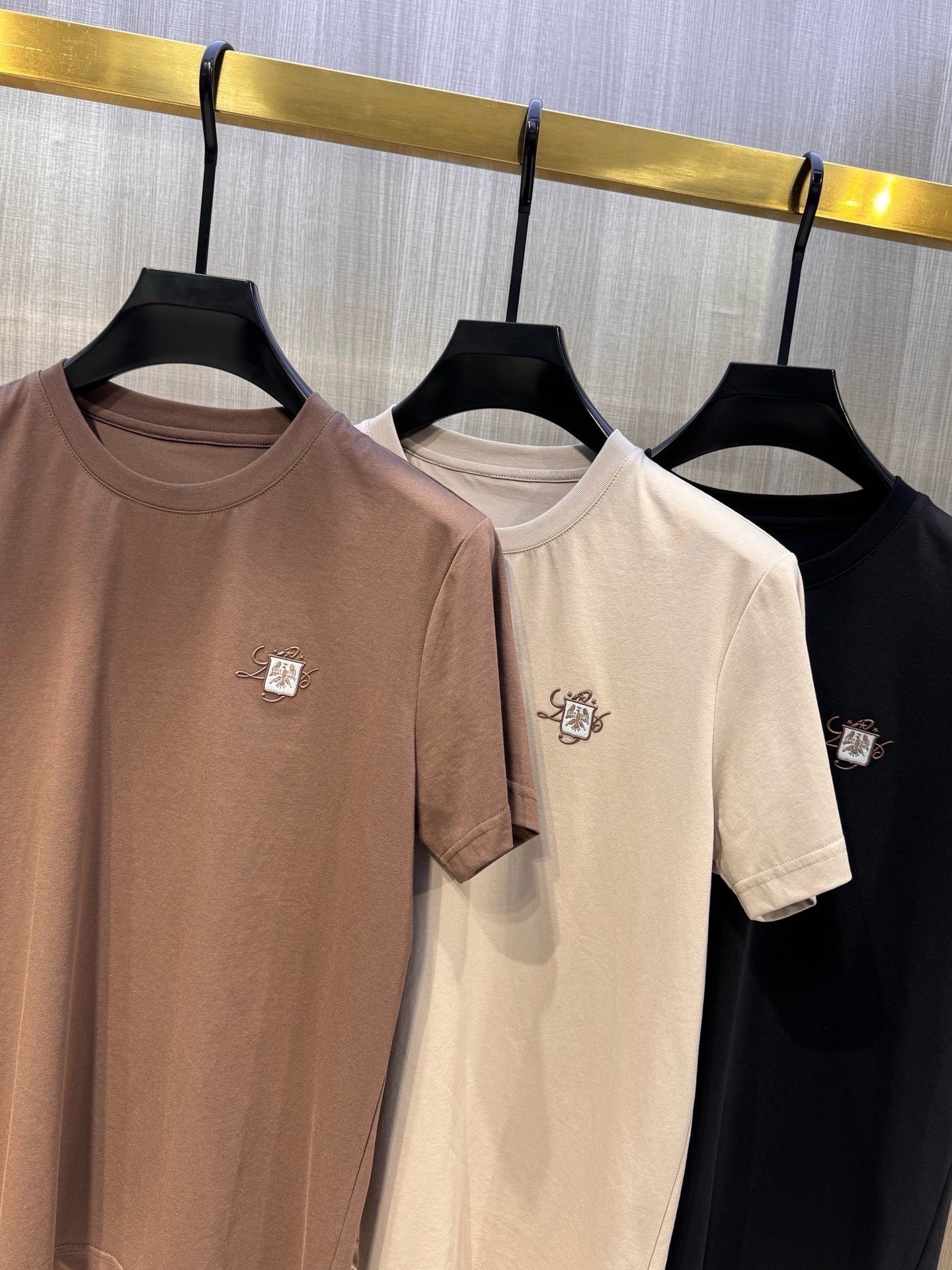 型号L809#，Loro piana家 2026春夏最新经典老鹰绣标男士圆领短袖T恤衫，休闲剪裁棉质运动