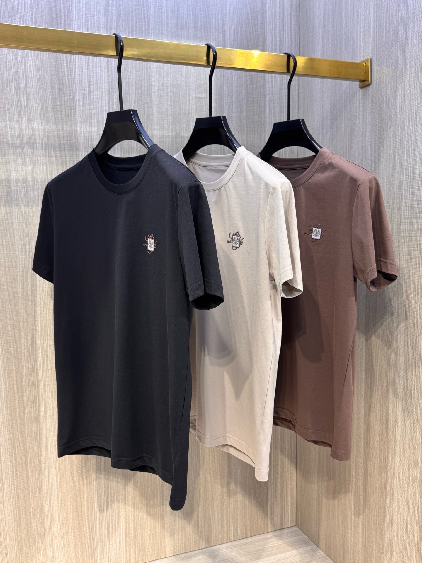 型号L809#，Loro piana家 2026春夏最新经典老鹰绣标男士圆领短袖T恤衫，休闲剪裁棉质运动