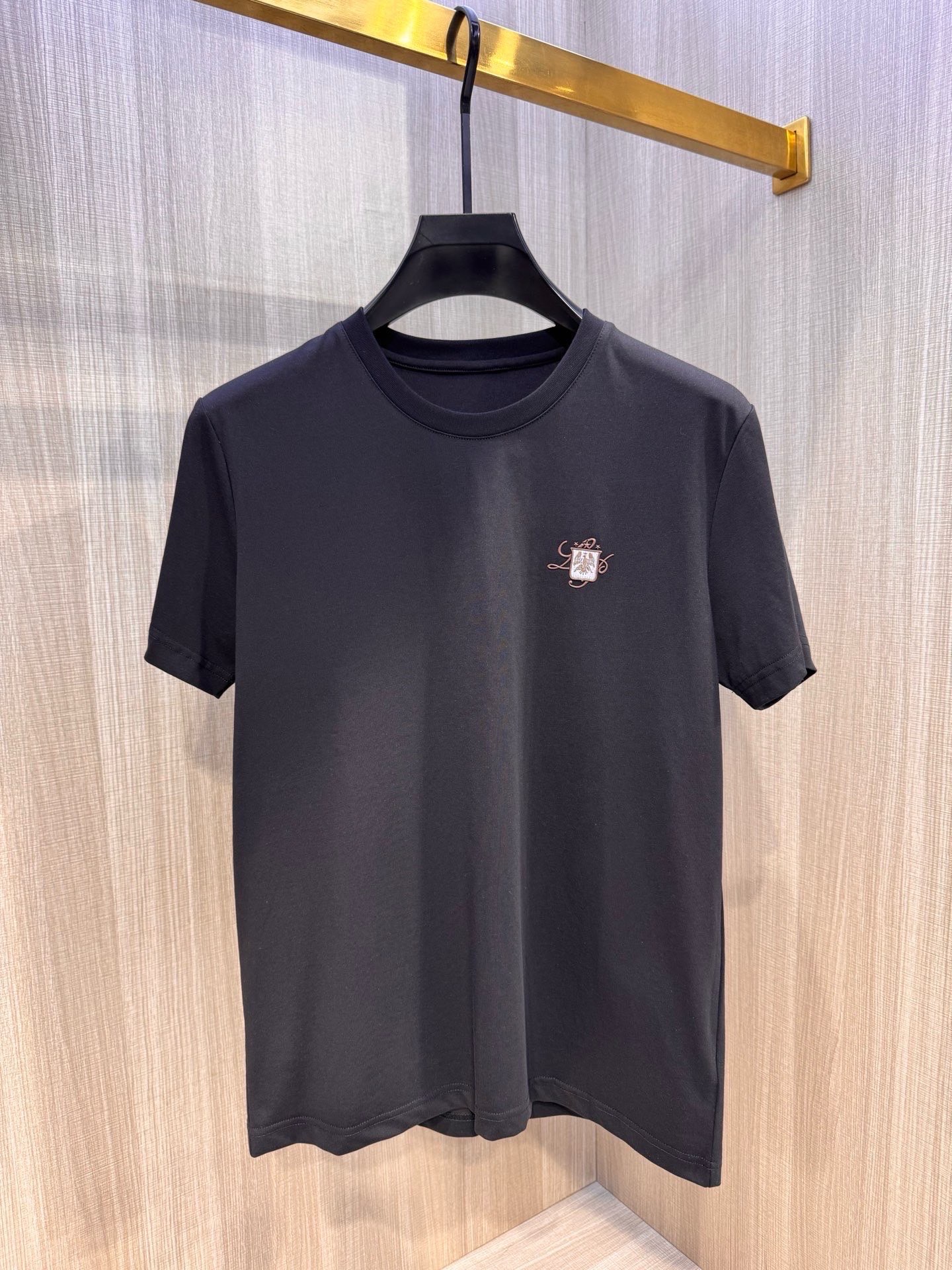 型号L809#，Loro piana家 2026春夏最新经典老鹰绣标男士圆领短袖T恤衫，休闲剪裁棉质运动