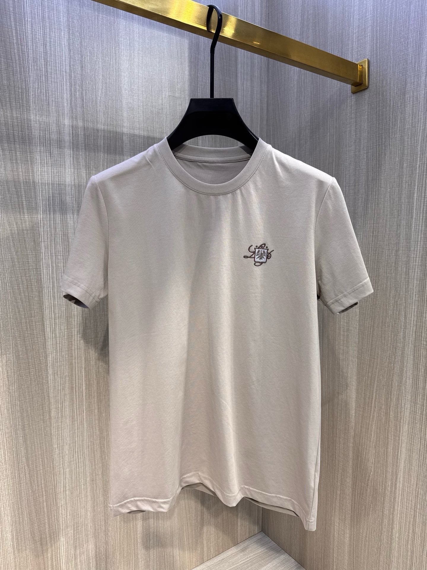型号L809#，Loro piana家 2026春夏最新经典老鹰绣标男士圆领短袖T恤衫，休闲剪裁棉质运动