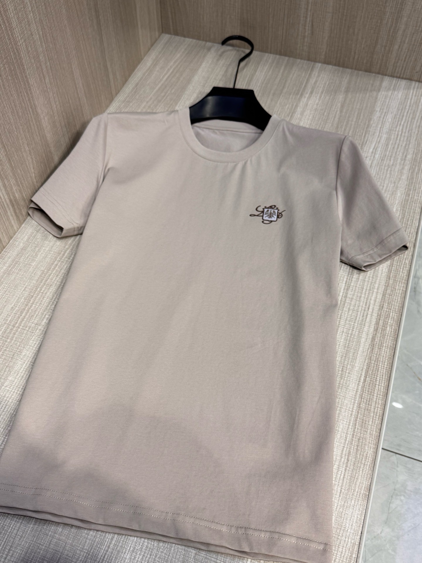 型号L809#，Loro piana家 2026春夏最新经典老鹰绣标男士圆领短袖T恤衫，休闲剪裁棉质运动