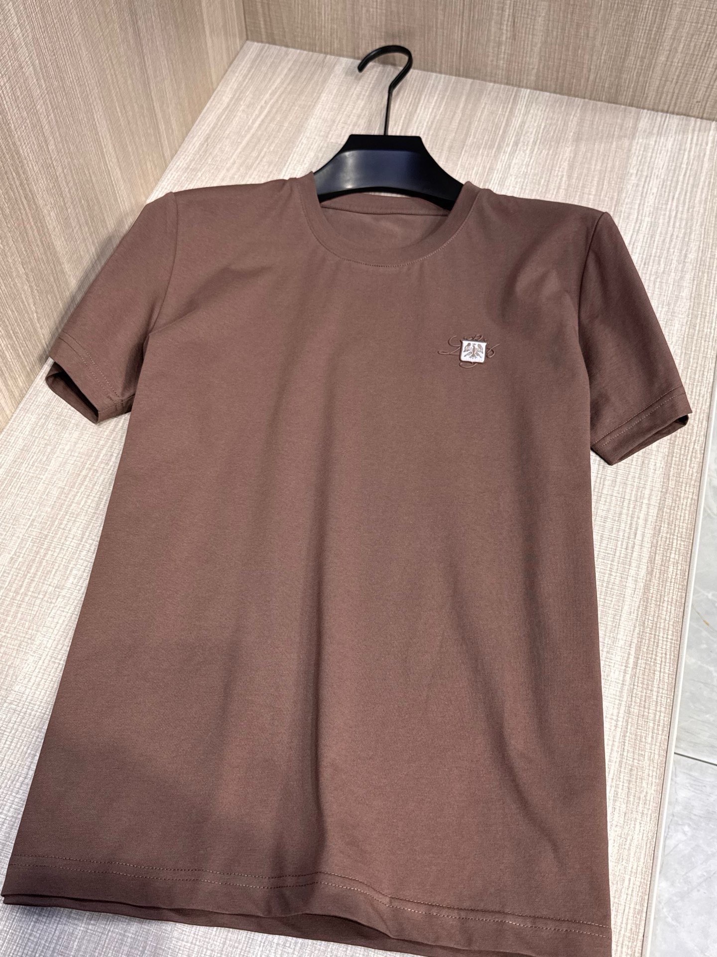 型号L809#，Loro piana家 2026春夏最新经典老鹰绣标男士圆领短袖T恤衫，休闲剪裁棉质运动