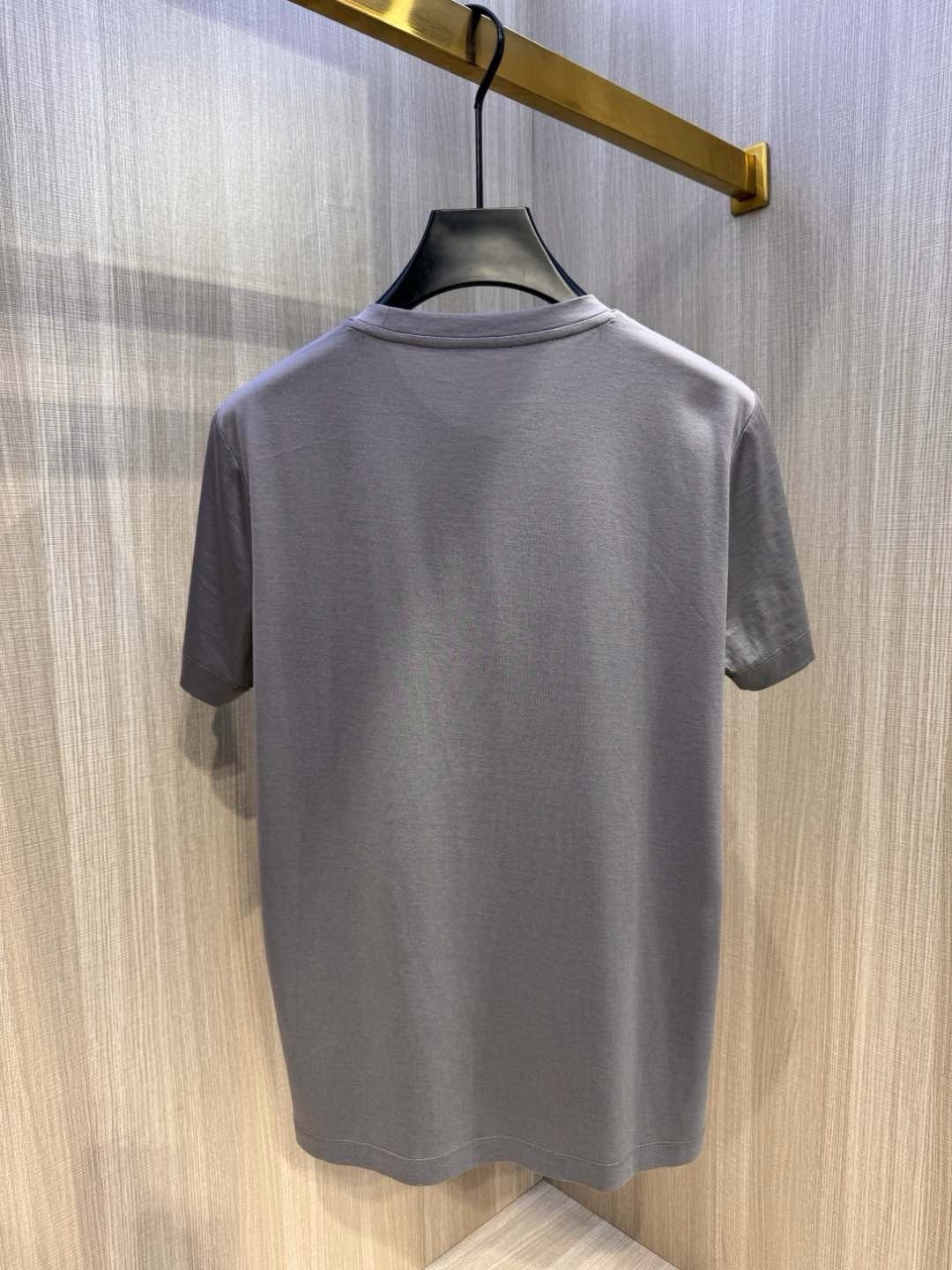 型号HS022#，爱马家 2026春夏最新大马头贴布绣男士圆领T恤衫，胸前极具代表性的大号马头图案，采用
