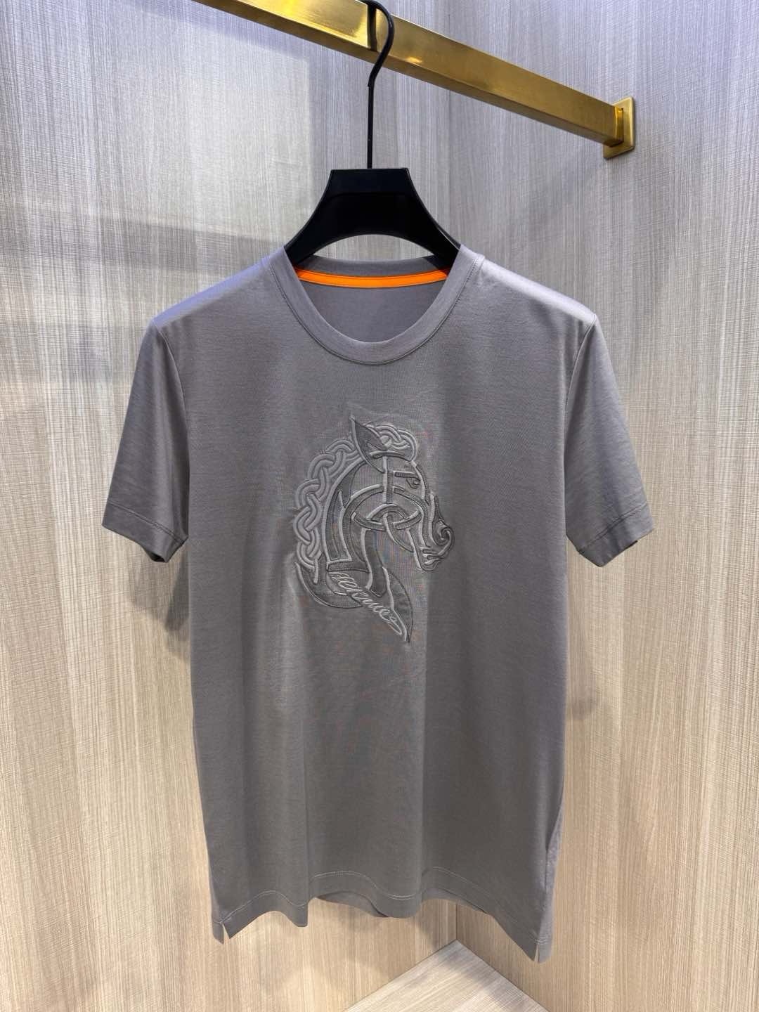 型号HS022#，爱马家 2026春夏最新大马头贴布绣男士圆领T恤衫，胸前极具代表性的大号马头图案，采用