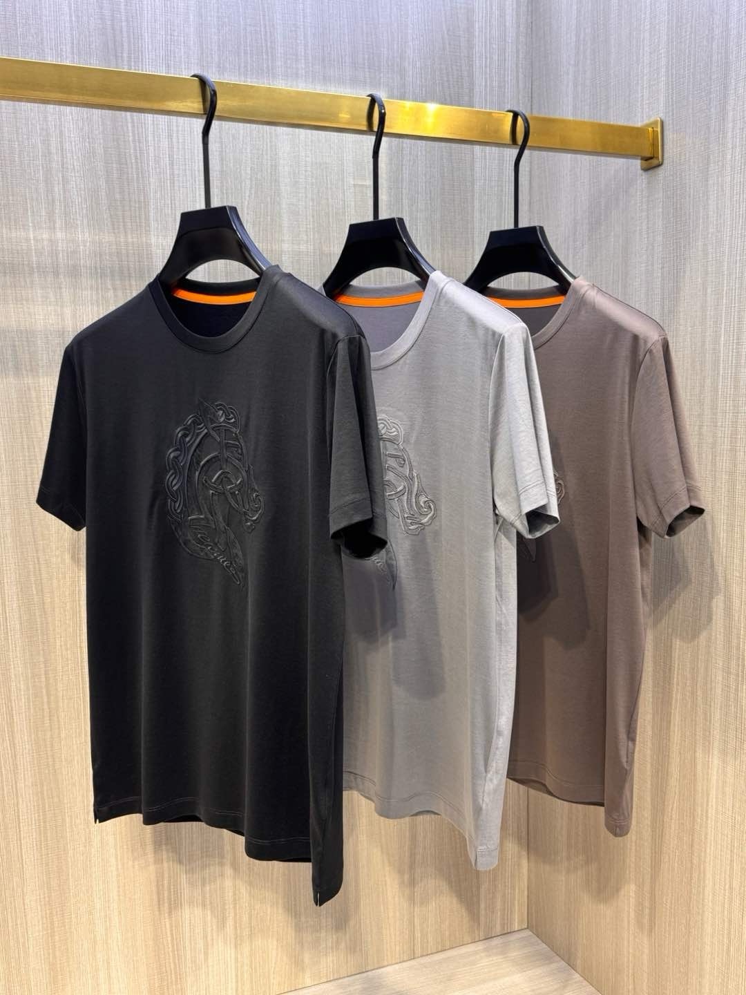 型号HS022#，爱马家 2026春夏最新大马头贴布绣男士圆领T恤衫，胸前极具代表性的大号马头图案，采用