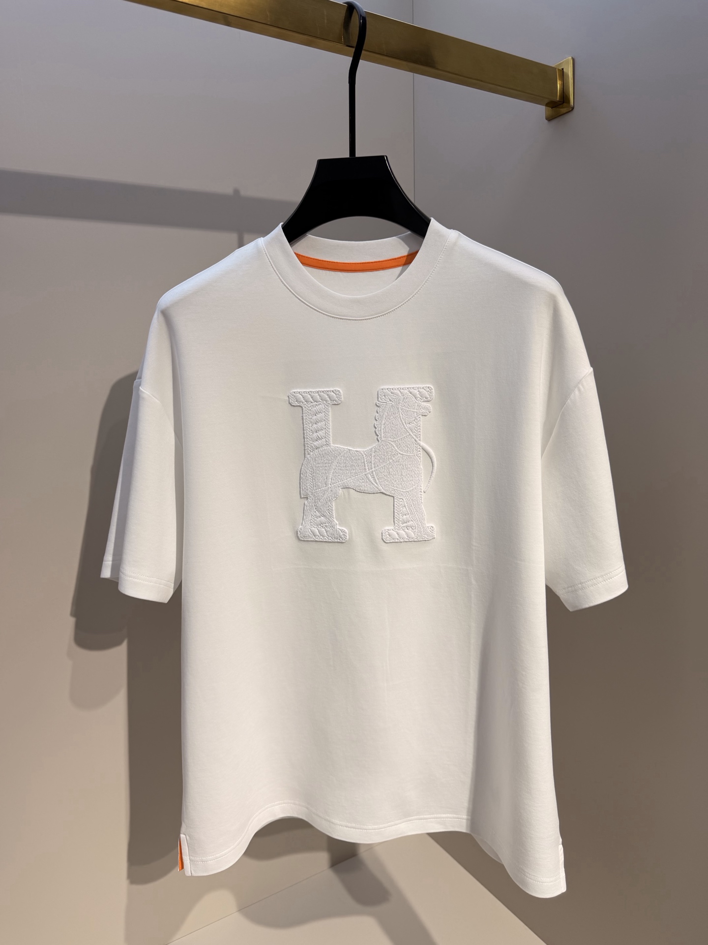型号HF318#，爱马家 2026春夏最新中空绣H骏马男士圆领T恤衫，宽大版型Over Size风格，完
