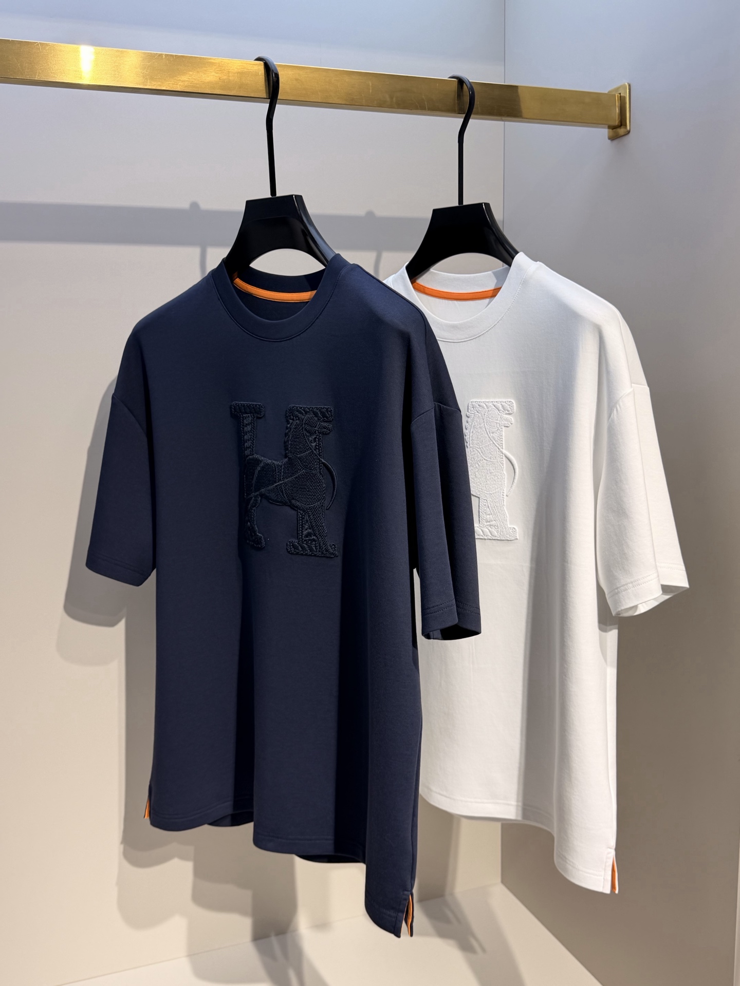 型号HF318#，爱马家 2026春夏最新中空绣H骏马男士圆领T恤衫，宽大版型Over Size风格，完