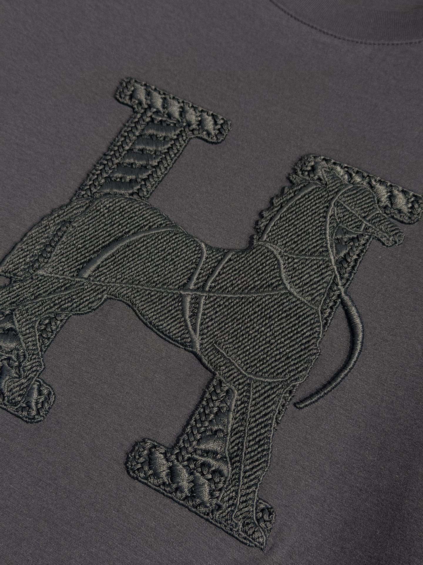 型号HF318#，爱马家 2026春夏最新中空绣H骏马男士圆领T恤衫，宽大版型Over Size风格，完