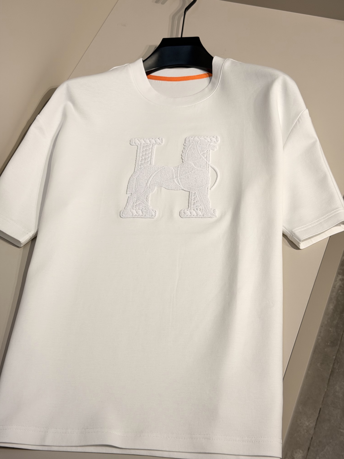 型号HF318#，爱马家 2026春夏最新中空绣H骏马男士圆领T恤衫，宽大版型Over Size风格，完