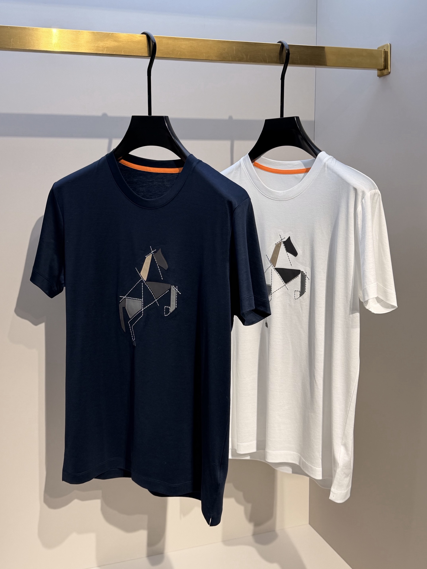，型号HF308#，爱马家 2026春夏最新骏马贴皮刺绣男士圆领T恤衫，胸前极具代表性的骏马跳跃图案，采