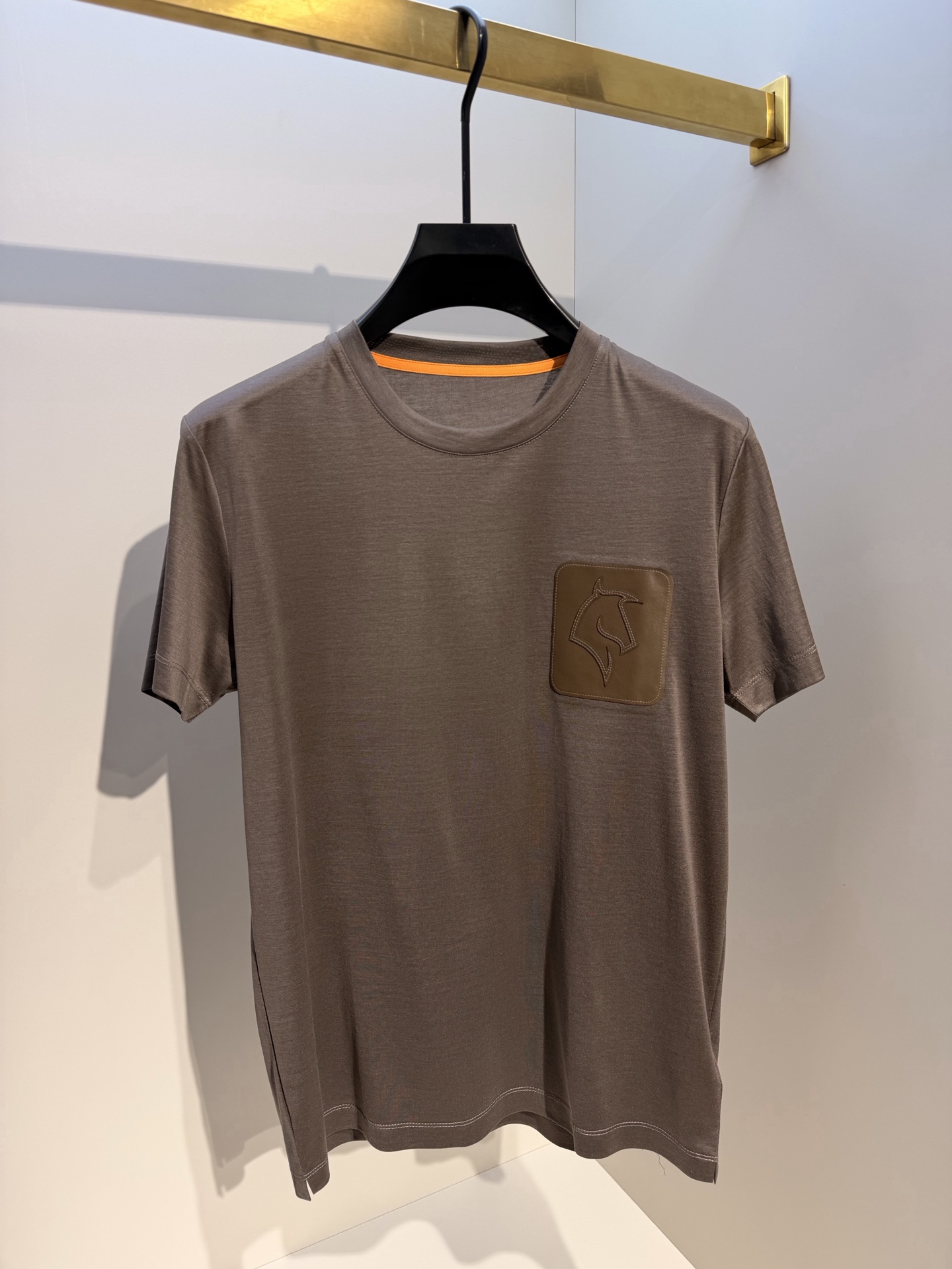 型号HF329#，爱马家 2026春夏最新马头贴皮绣男士圆领T恤衫，传统大众的基础款型，不挑人穿，胸前雅