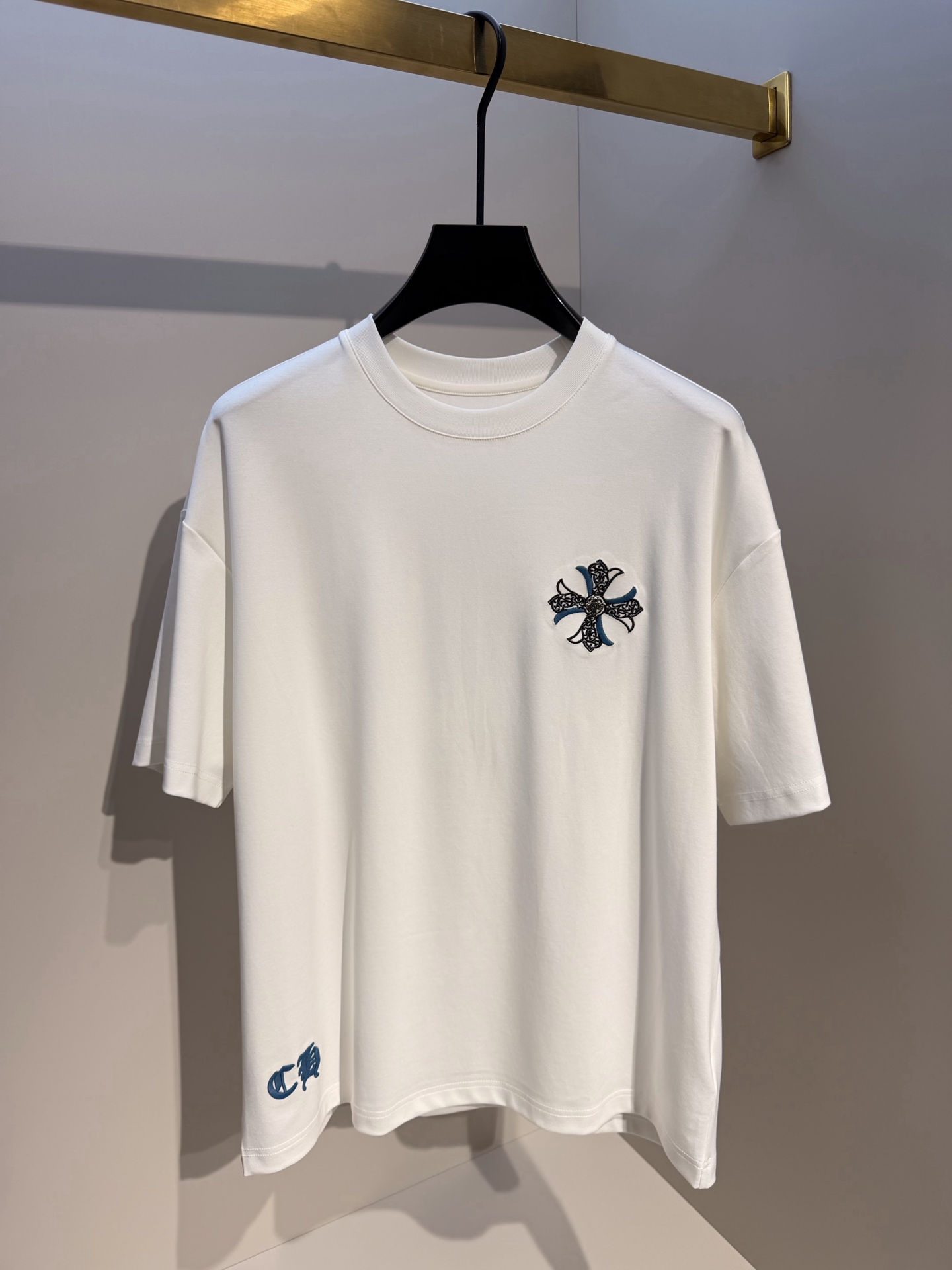 ，型号L905#（男女同款），克罗心 2026春夏最新撞色十字花刺绣圆领T恤衫，胸前标志性撞色十字花绣标