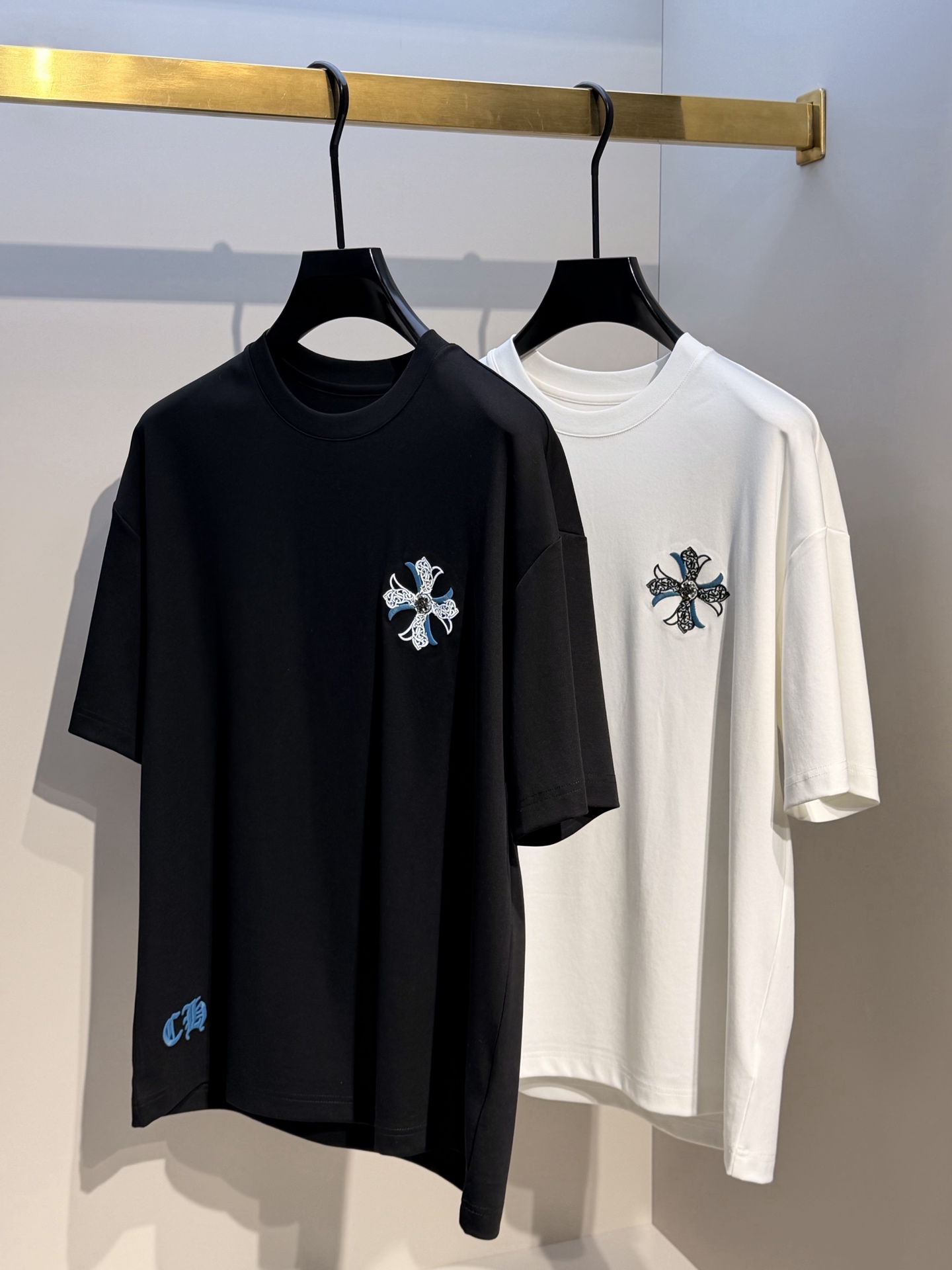 ，型号L905#（男女同款），克罗心 2026春夏最新撞色十字花刺绣圆领T恤衫，胸前标志性撞色十字花绣标