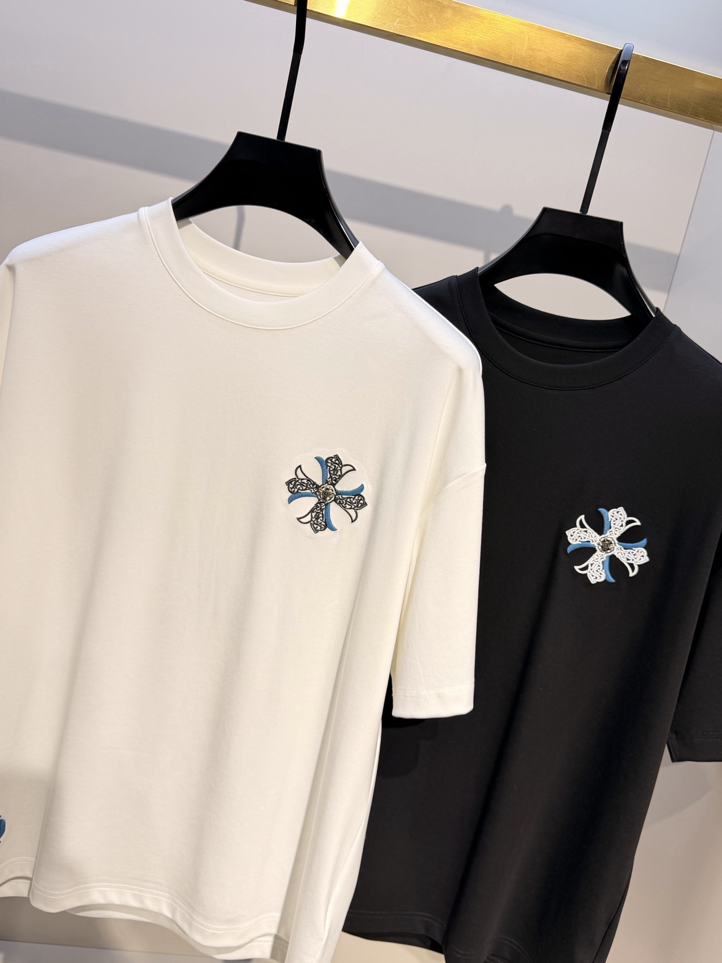 ，型号L905#（男女同款），克罗心 2026春夏最新撞色十字花刺绣圆领T恤衫，胸前标志性撞色十字花绣标