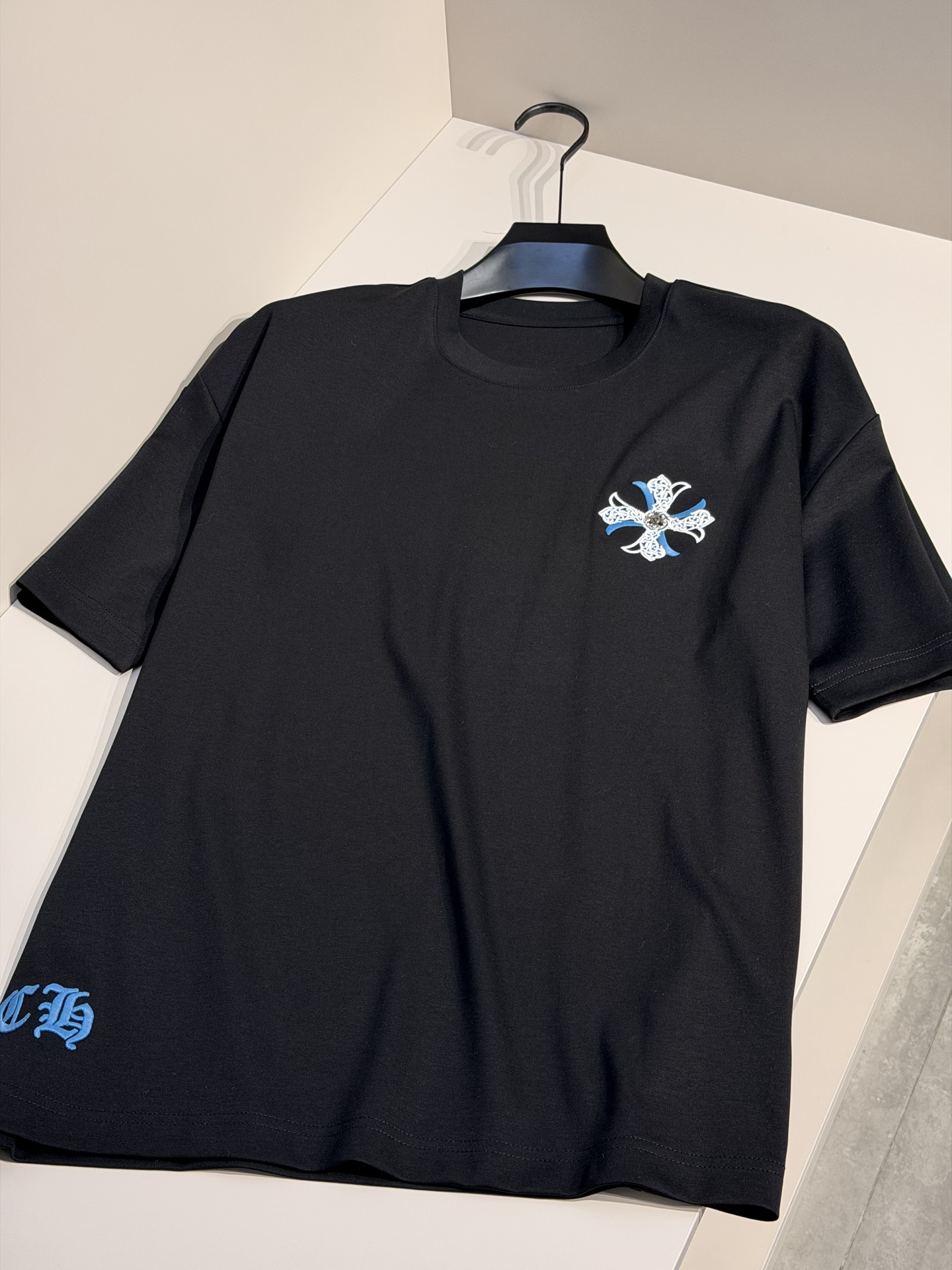 ，型号L905#（男女同款），克罗心 2026春夏最新撞色十字花刺绣圆领T恤衫，胸前标志性撞色十字花绣标