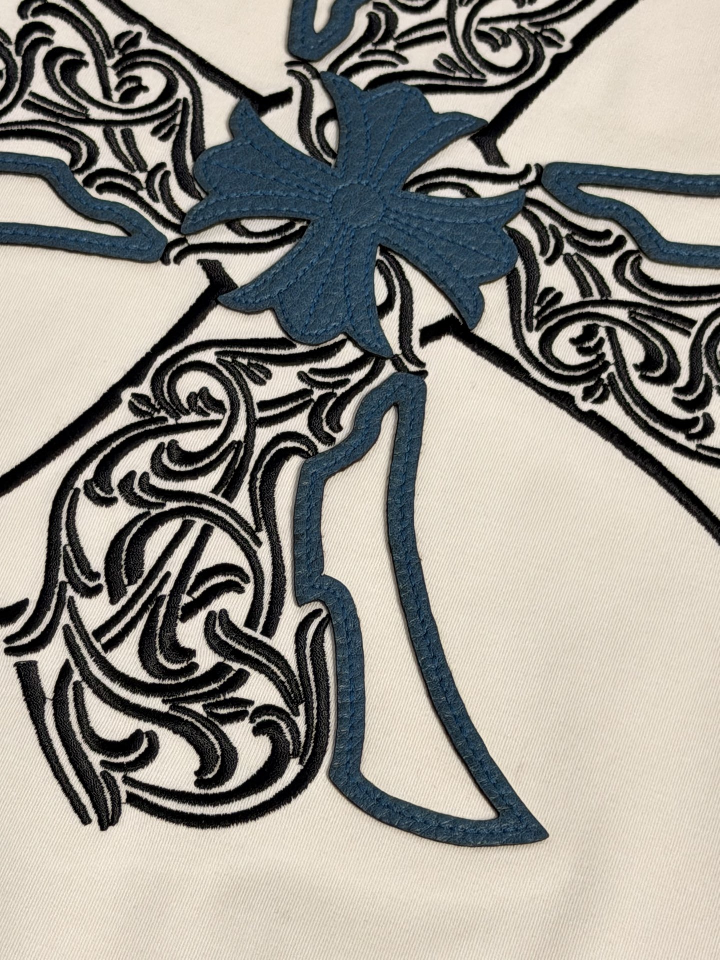 ，型号L905#（男女同款），克罗心 2026春夏最新撞色十字花刺绣圆领T恤衫，胸前标志性撞色十字花绣标