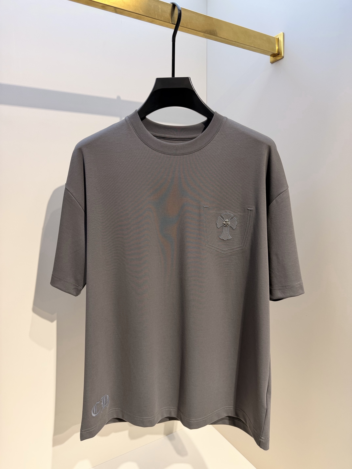 型号L903#（男女同款），克罗心 2026春夏最新十字花贴皮绣圆领T恤衫，胸前标志性十字花贴皮徽标，与
