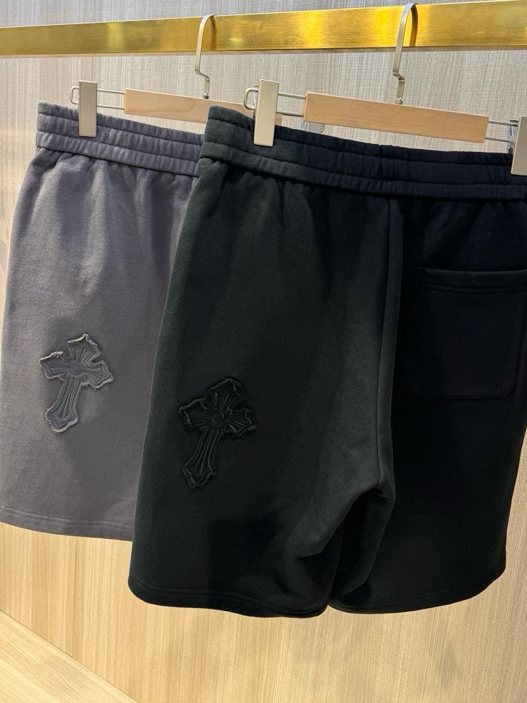 型号L713#，克罗心 2026春夏最新十字花绣标男士棉质休闲短裤，又有点运动短裤的味道，穿着比较随性百