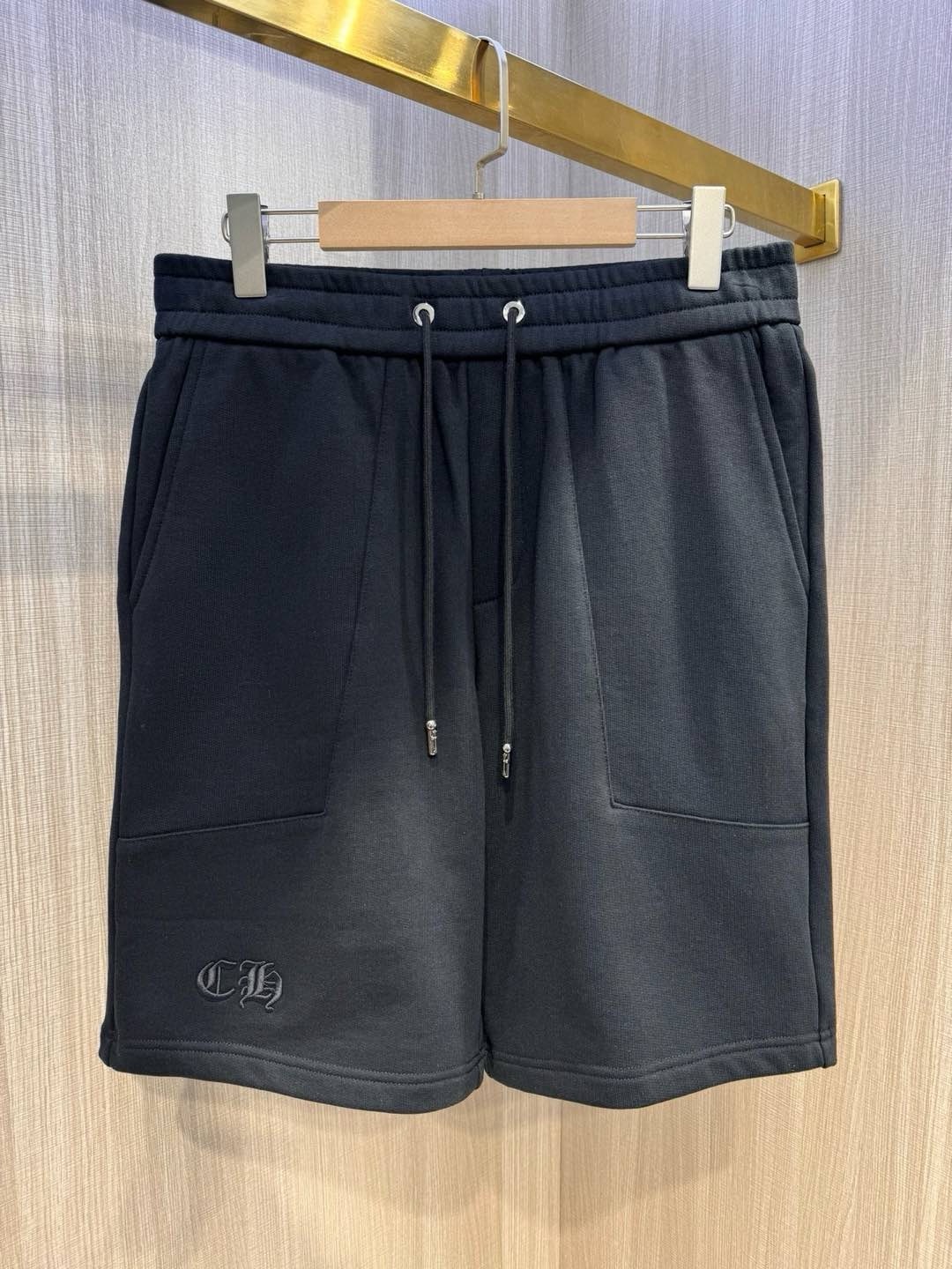 型号L713#，克罗心 2026春夏最新十字花绣标男士棉质休闲短裤，又有点运动短裤的味道，穿着比较随性百
