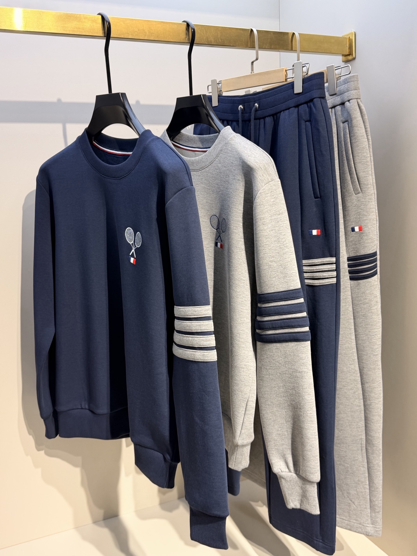 型号L902QD#,TB家 2026秋冬最新网球拍刺绣男士圆领卫衣,胸前极具创意的网球拍图案和经典的红白蓝徽标,采用高端 型号L902QD#,TB家 2026秋冬最新网球拍刺绣男士圆领卫衣,胸前极具创意的网球拍图案和经典的红白蓝徽标,采用高端
