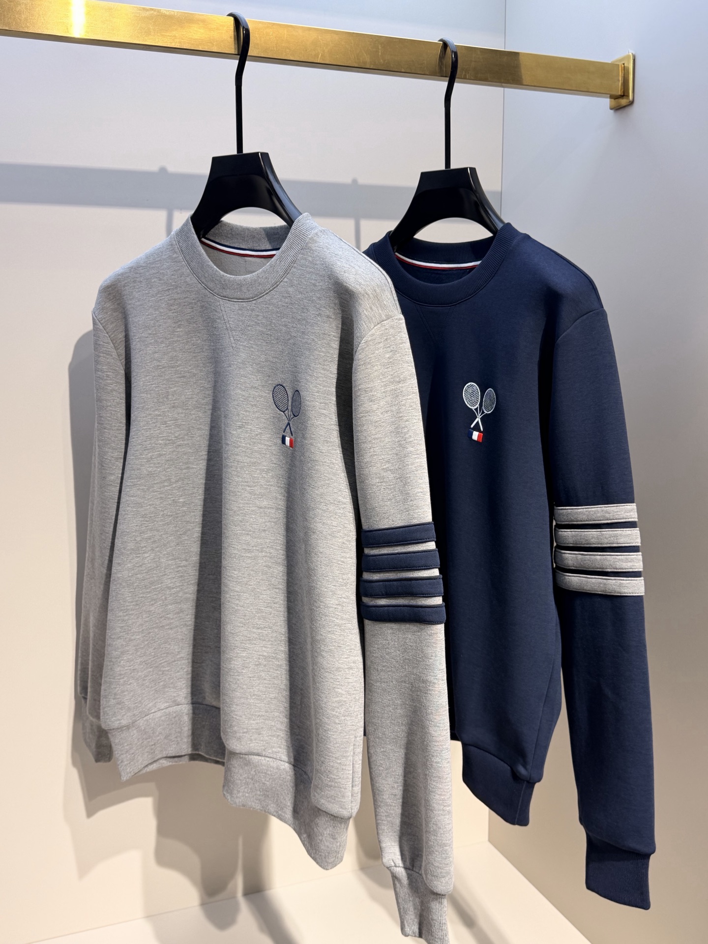 型号L902QD#,TB家 2026秋冬最新网球拍刺绣男士圆领卫衣,胸前极具创意的网球拍图案和经典的红白蓝徽标,采用高端 型号L902QD#,TB家 2026秋冬最新网球拍刺绣男士圆领卫衣,胸前极具创意的网球拍图案和经典的红白蓝徽标,采用高端