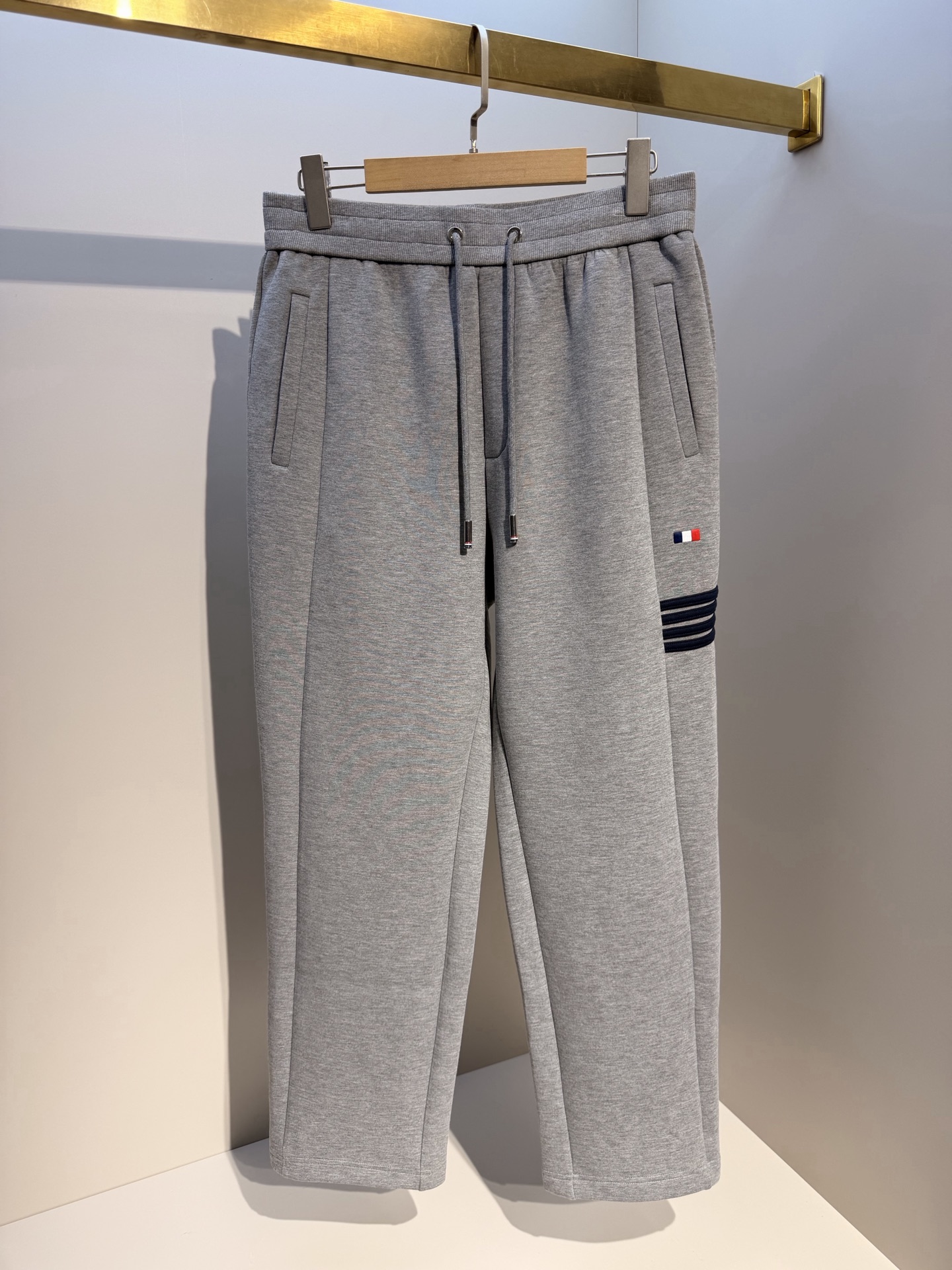 型号L903QD#,TB家 2026秋冬最新网球拍刺绣男士运动休闲裤,传统卫裤款型,简约百搭,不挑人穿,免烫面料,方便打 型号L903QD#,TB家 2026秋冬最新网球拍刺绣男士运动休闲裤,传统卫裤款型,简约百搭,不挑人穿,免烫面料,方便打