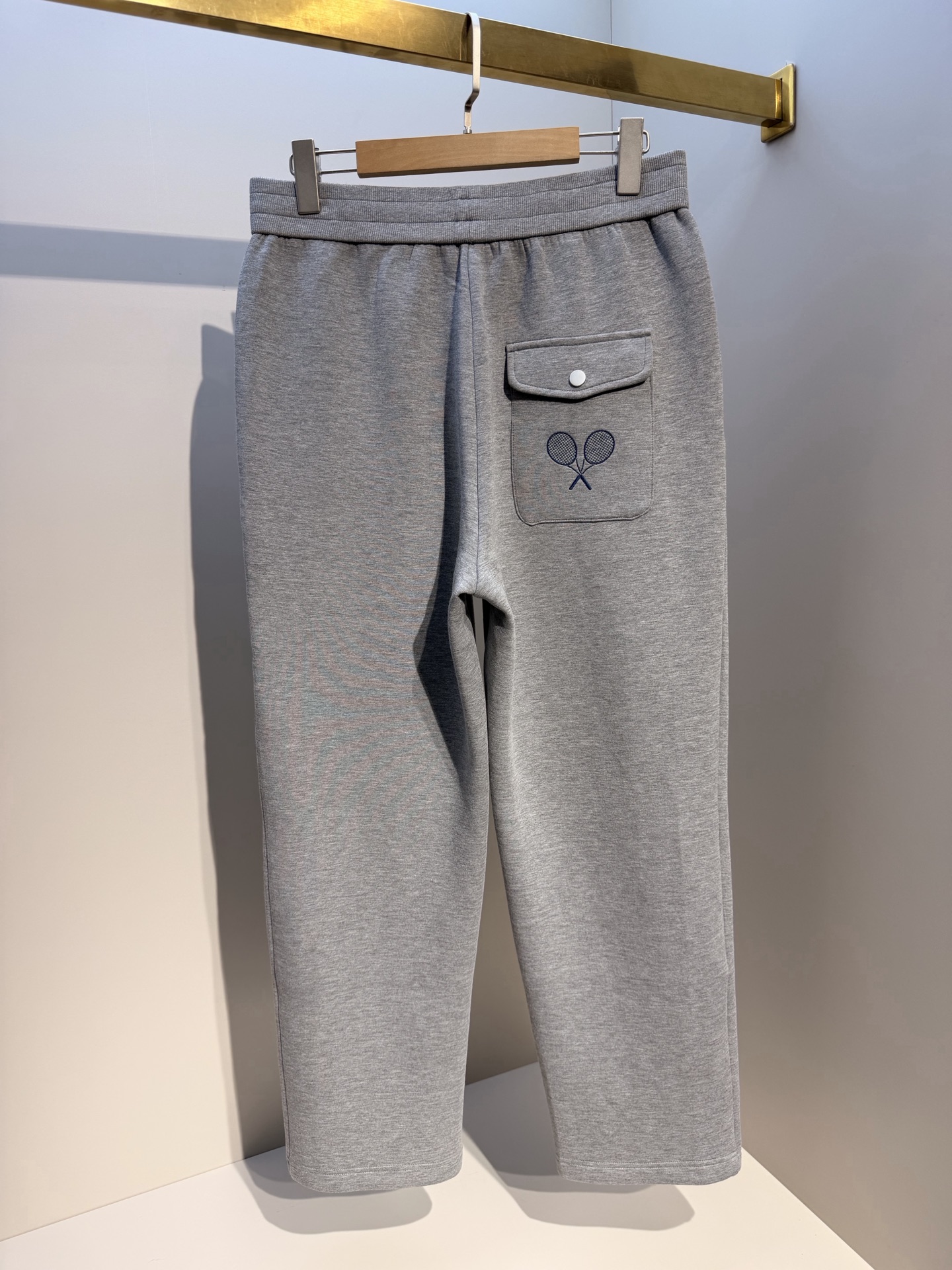 型号L903QD#,TB家 2026秋冬最新网球拍刺绣男士运动休闲裤,传统卫裤款型,简约百搭,不挑人穿,免烫面料,方便打 型号L903QD#,TB家 2026秋冬最新网球拍刺绣男士运动休闲裤,传统卫裤款型,简约百搭,不挑人穿,免烫面料,方便打
