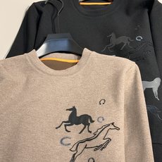 型号HF505#,爱马家 2026秋冬最新皮革骏马男士羊绒圆领卫衣,传统经典套头款式,胸前极具代表性的各式骏马图案,采用 型号HF505#,爱马家 2026秋冬最新皮革骏马男士羊绒圆领卫衣,传统经典套头款式,胸前极具代表性的各式骏马图案,采用