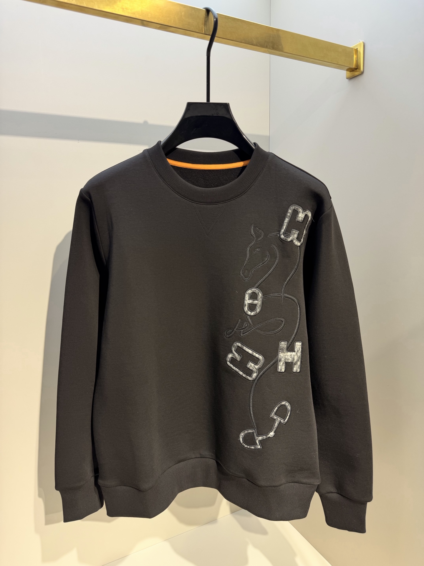 型号HF502#,爱马家 2026秋冬最新马头马具刺绣男士圆领卫衣,传统圆领套头款式,胸前极具代表性的马头➕马具图案,采 型号HF502#,爱马家 2026秋冬最新马头马具刺绣男士圆领卫衣,传统圆领套头款式,胸前极具代表性的马头➕马具图案,采