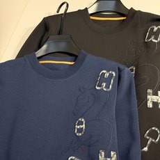 型号HF502#,爱马家 2026秋冬最新马头马具刺绣男士圆领卫衣,传统圆领套头款式,胸前极具代表性的马头马具图案,采用 型号HF502#,爱马家 2026秋冬最新马头马具刺绣男士圆领卫衣,传统圆领套头款式,胸前极具代表性的马头马具图案,采用
