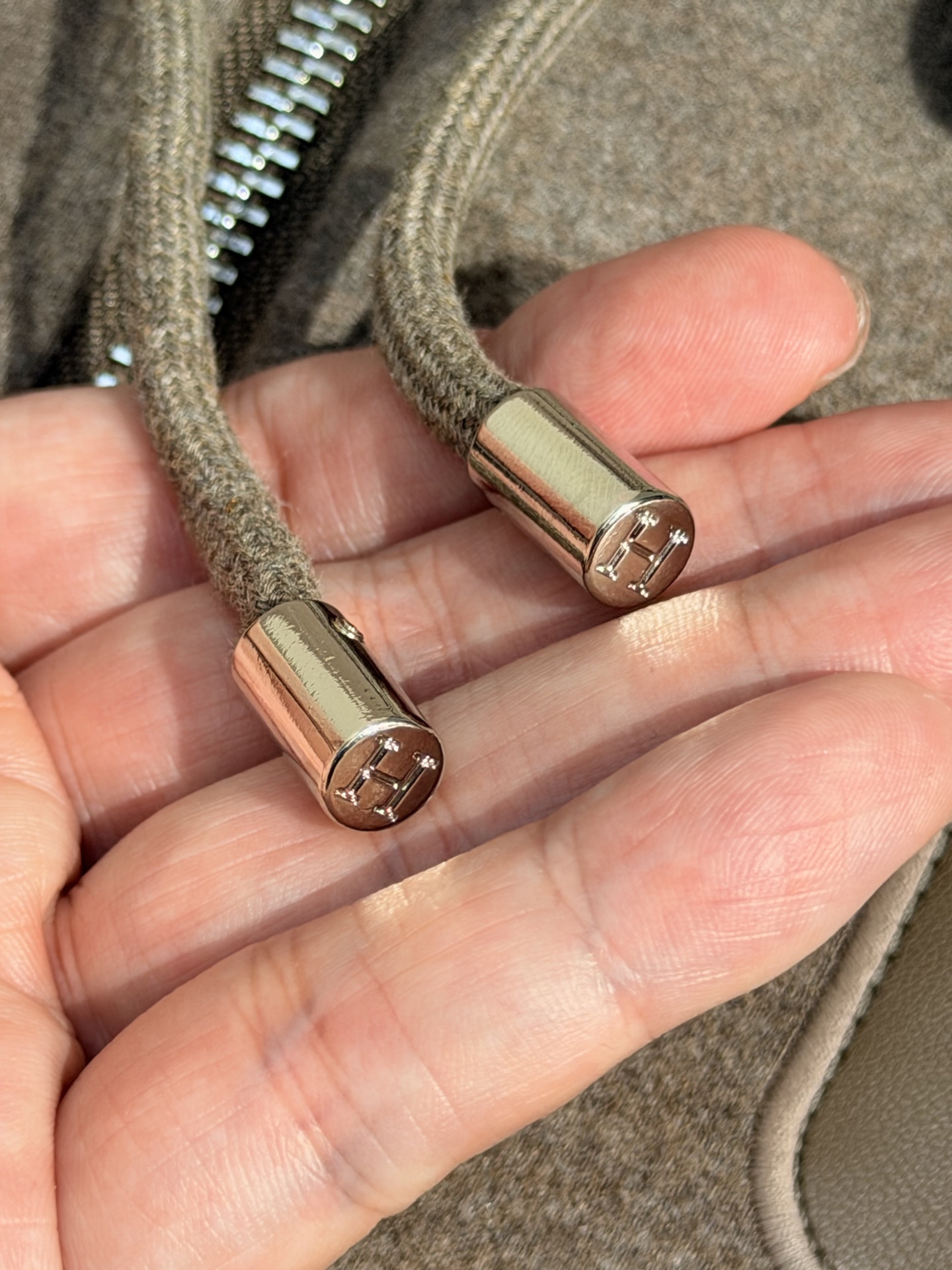 型号HF503#,爱马家 2026年秋冬最新贴皮假口袋男士羊绒连帽卫衣,全拉链开身带帽款型,胸前别致假口袋设计,采用高端 型号HF503#,爱马家 2026年秋冬最新贴皮假口袋男士羊绒连帽卫衣,全拉链开身带帽款型,胸前别致假口袋设计,采用高端