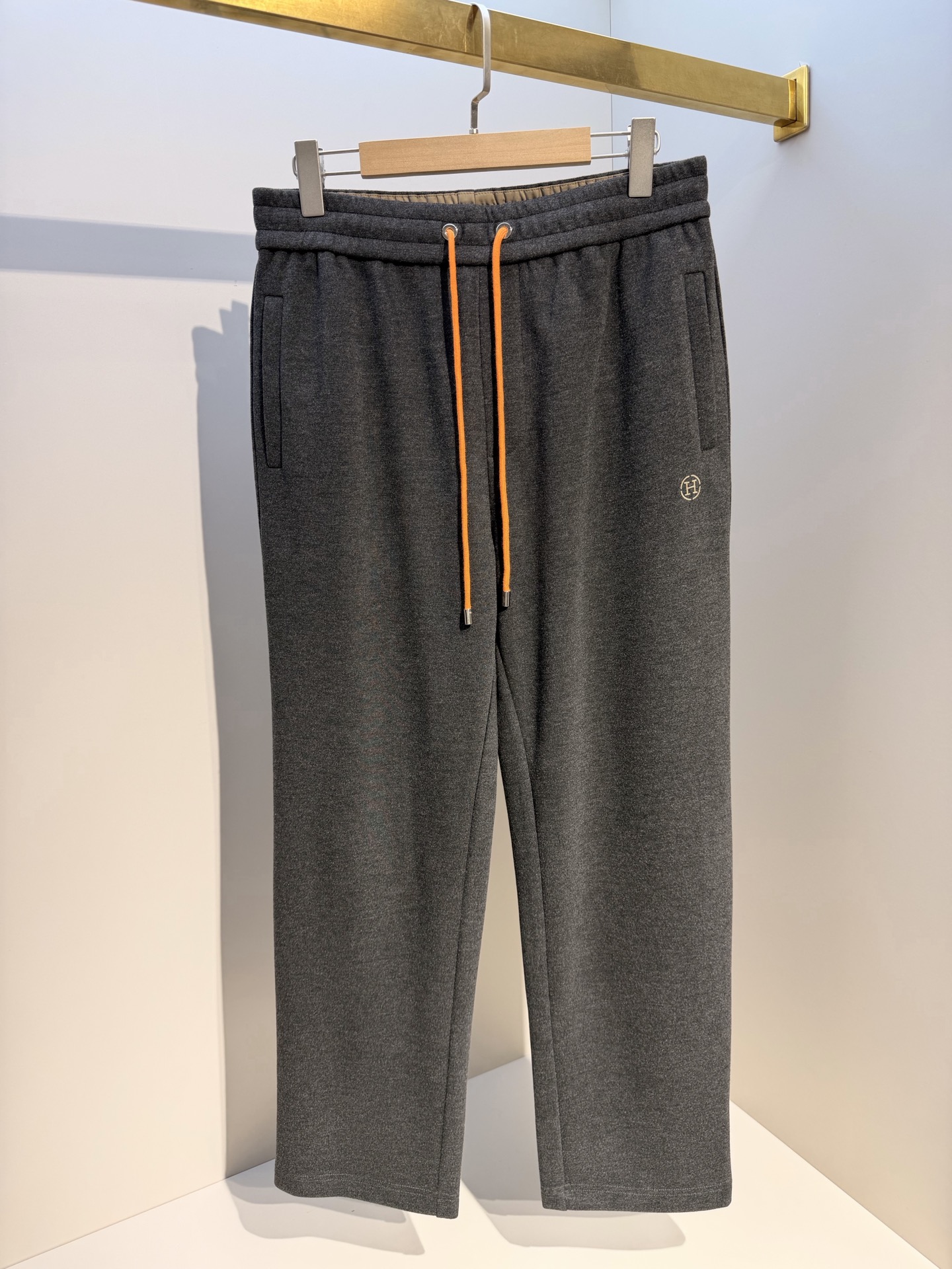 型号HF513#，爱马家 2026秋冬最新圆形马头徽标男士运动休闲裤，传统卫裤款型，简约百搭，不挑人穿，免烫面料，方便打