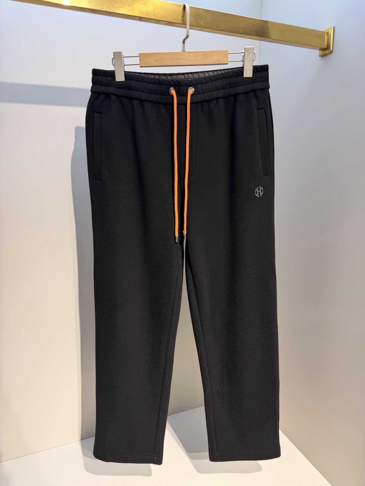型号HF513#，爱马家 2026秋冬最新圆形马头徽标男士运动休闲裤，传统卫裤款型，简约百搭，不挑人穿，免烫面料，方便打