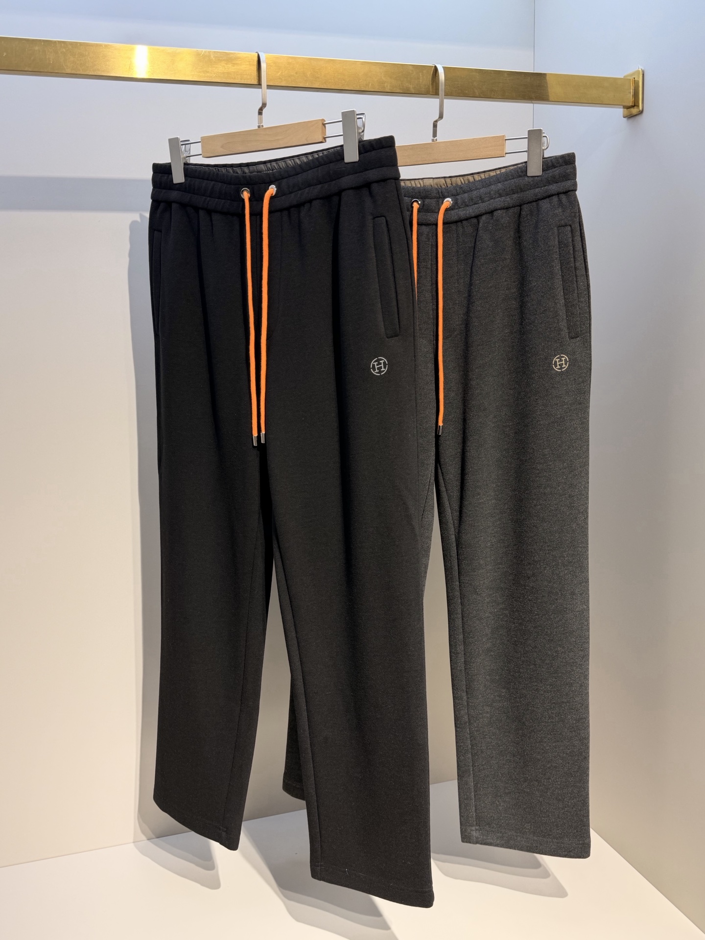 型号HF513#，爱马家 2026秋冬最新圆形马头徽标男士运动休闲裤，传统卫裤款型，简约百搭，不挑人穿，免烫面料，方便打