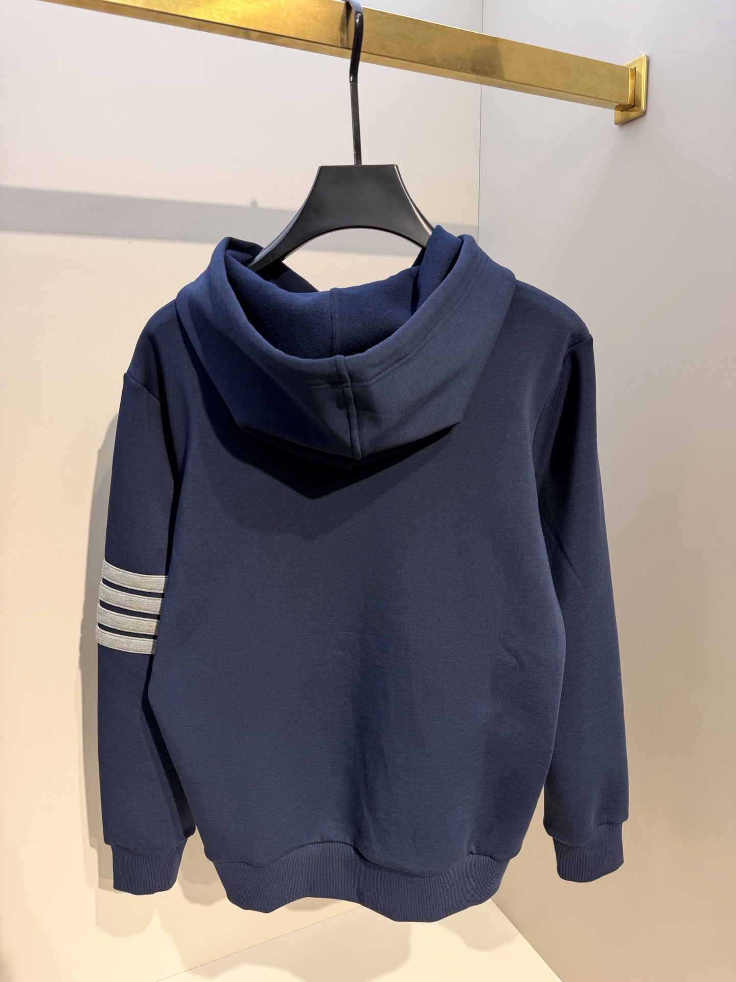 型号L901QD#，TB家 2026秋冬最新钥匙绣标男士连帽运动衫，传统套头带帽卫衣款型，胸前雅致口袋设计，搭配经典红白