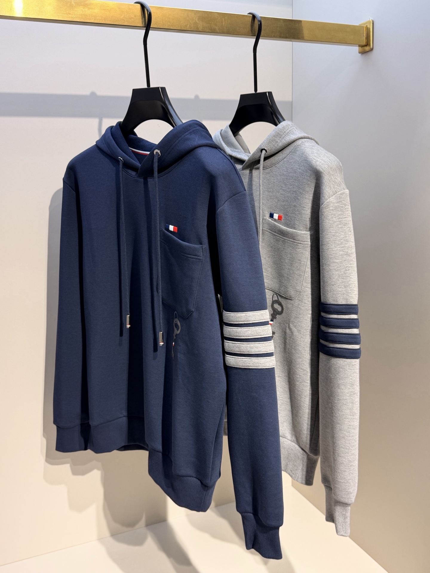 型号L901QD#，TB家 2026秋冬最新钥匙绣标男士连帽运动衫，传统套头带帽卫衣款型，胸前雅致口袋设计，搭配经典红白