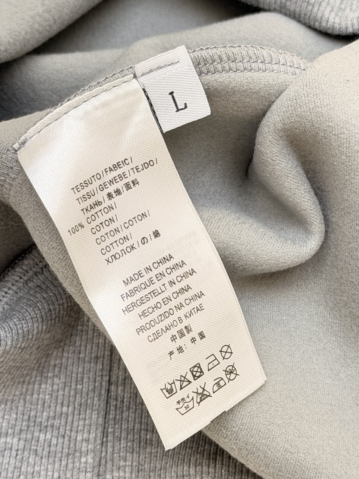 型号L901QD#，TB家 2026秋冬最新钥匙绣标男士连帽运动衫，传统套头带帽卫衣款型，胸前雅致口袋设计，搭配经典红白