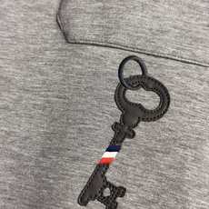 型号L901QD#,TB家 2026秋冬最新钥匙绣标男士连帽运动衫,传统套头带帽卫衣款型,胸前雅致口袋设计,搭配经典红白 型号L901QD#,TB家 2026秋冬最新钥匙绣标男士连帽运动衫,传统套头带帽卫衣款型,胸前雅致口袋设计,搭配经典红白