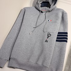 型号L901QD#,TB家 2026秋冬最新钥匙绣标男士连帽运动衫,传统套头带帽卫衣款型,胸前雅致口袋设计,搭配经典红白 型号L901QD#,TB家 2026秋冬最新钥匙绣标男士连帽运动衫,传统套头带帽卫衣款型,胸前雅致口袋设计,搭配经典红白