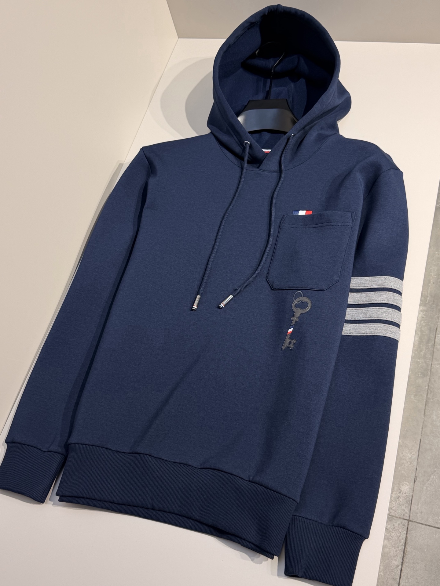 型号L901QD#,TB家 2026秋冬最新钥匙绣标男士连帽运动衫,传统套头带帽卫衣款型,胸前雅致口袋设计,搭配经典红白 型号L901QD#,TB家 2026秋冬最新钥匙绣标男士连帽运动衫,传统套头带帽卫衣款型,胸前雅致口袋设计,搭配经典红白