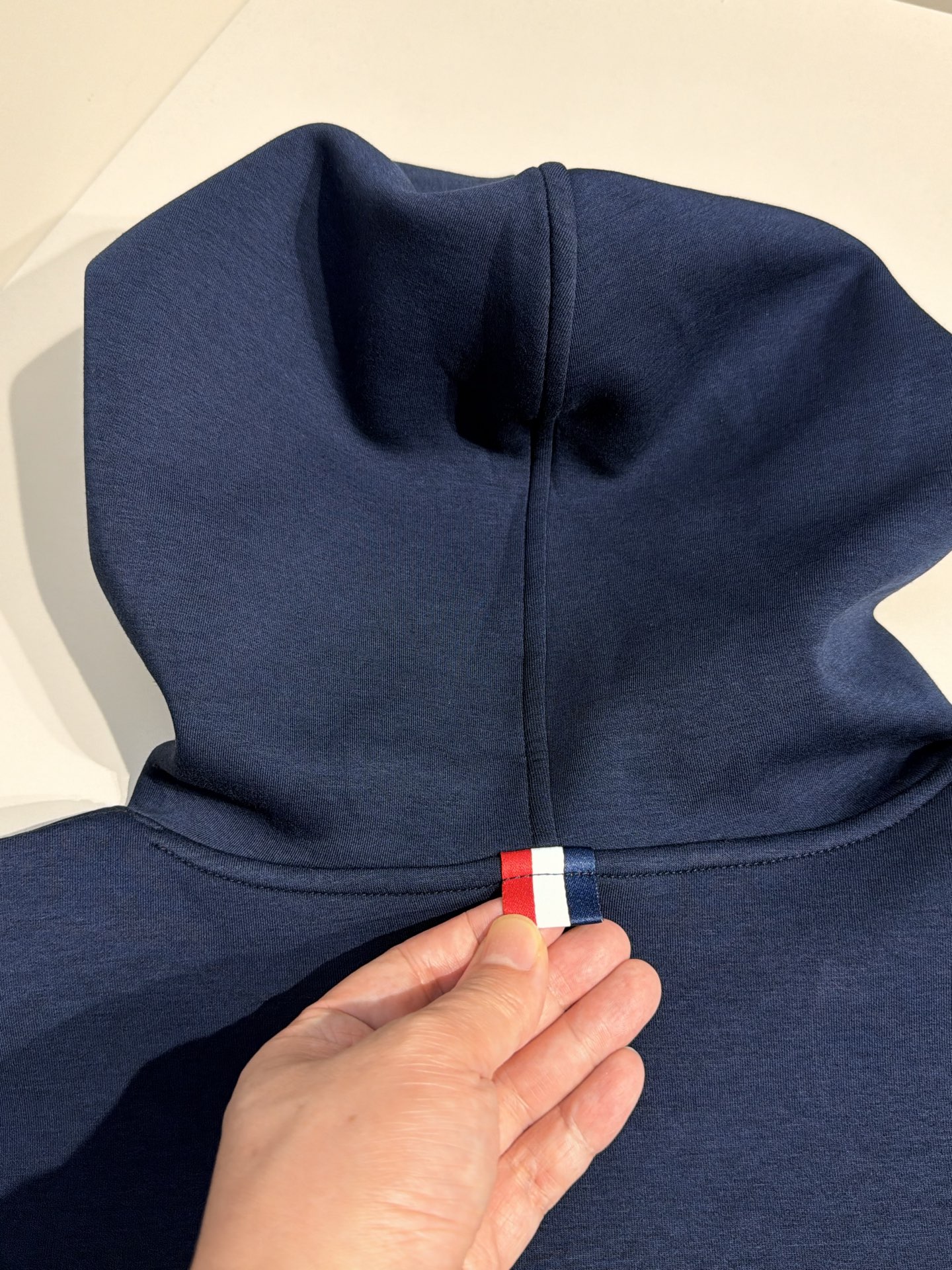 型号L901QD#,TB家 2026秋冬最新钥匙绣标男士连帽运动衫,传统套头带帽卫衣款型,胸前雅致口袋设计,搭配经典红白 型号L901QD#,TB家 2026秋冬最新钥匙绣标男士连帽运动衫,传统套头带帽卫衣款型,胸前雅致口袋设计,搭配经典红白