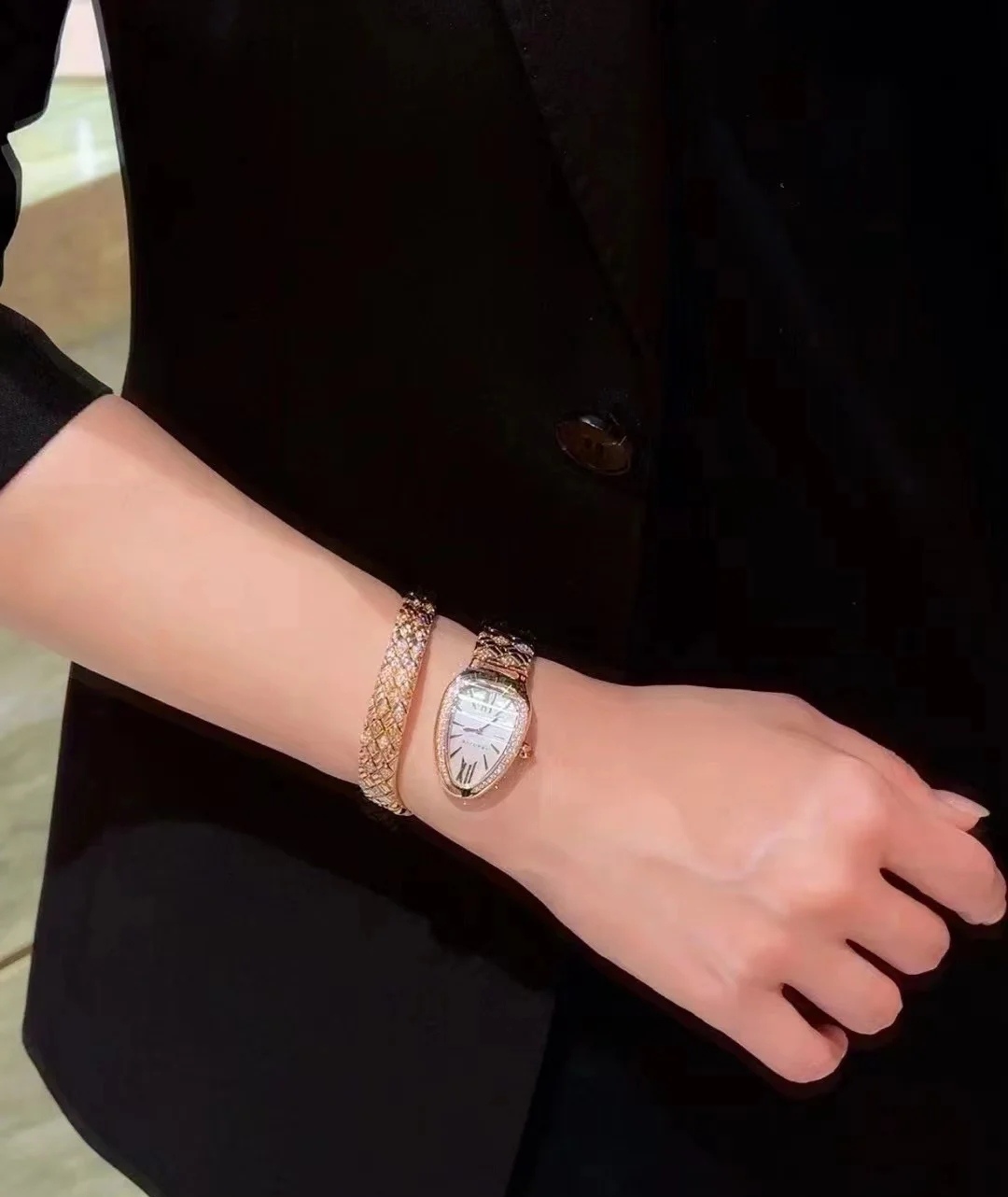 Bvlgari Pogley Serpenti SPG Watch: Elegant Snake Design, Japanese Quartz, Hand-Polished Gold. - 图片 2