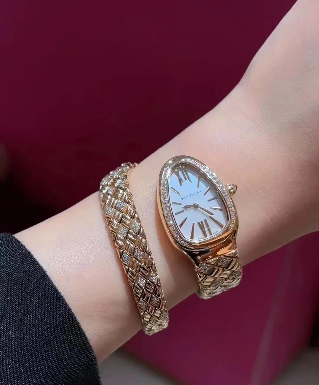 Bvlgari Pogley Serpenti SPG Watch: Elegant Snake Design, Japanese Quartz, Hand-Polished Gold. - 图片 3