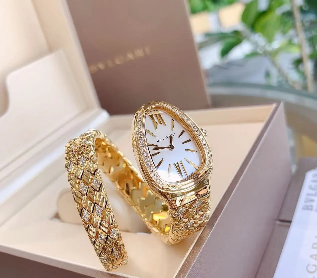 Bvlgari Pogley Serpenti SPG Watch: Elegant Snake Design, Japanese Quartz, Hand-Polished Gold. - 图片 4