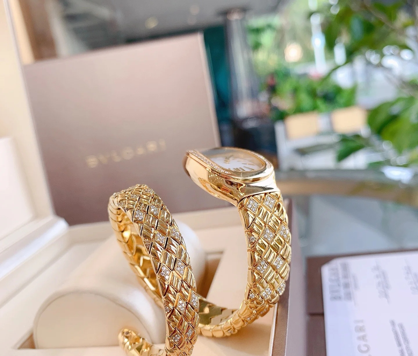 Bvlgari Pogley Serpenti SPG Watch: Elegant Snake Design, Japanese Quartz, Hand-Polished Gold. - 图片 5