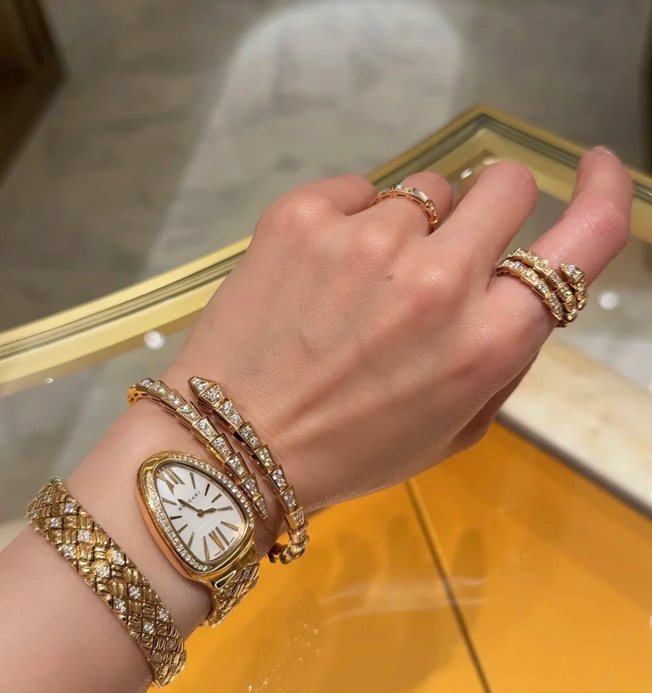 Bvlgari Pogley Serpenti SPG Watch: Elegant Snake Design, Japanese Quartz, Hand-Polished Gold. - 图片 6