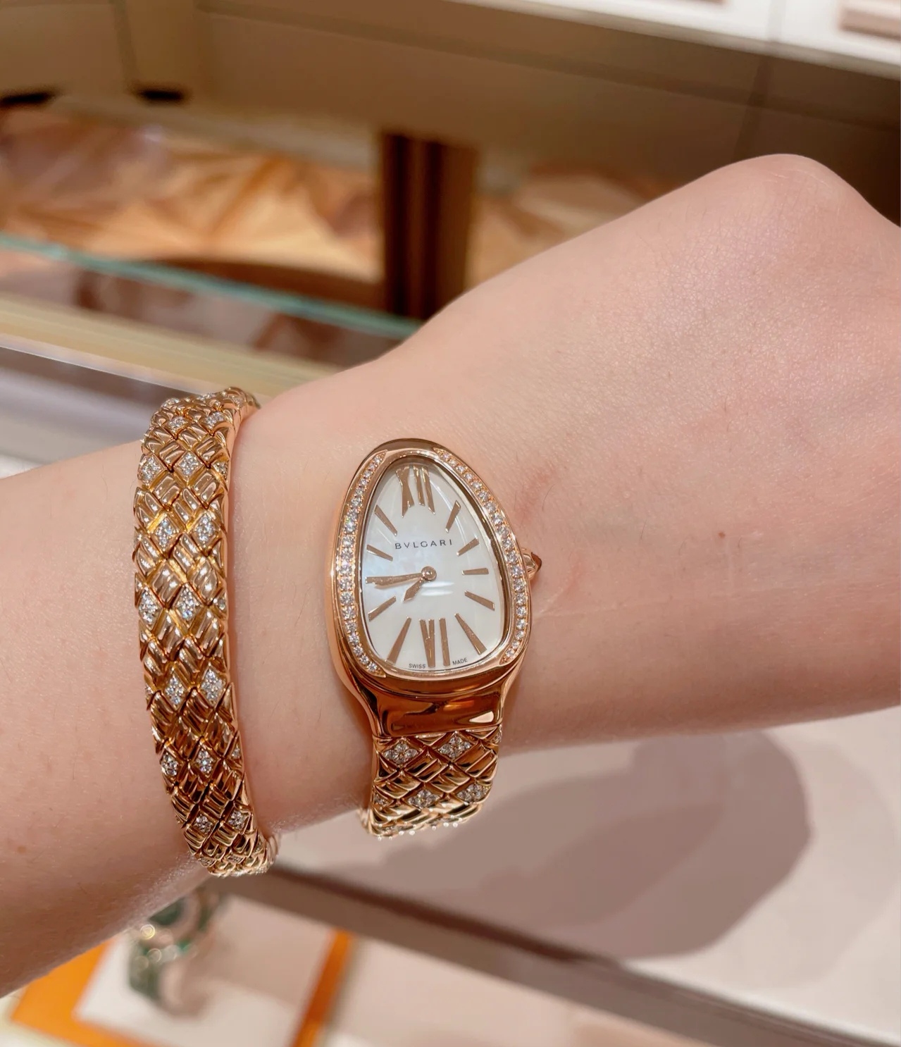 Bvlgari Pogley Serpenti SPG Watch: Elegant Snake Design, Japanese Quartz, Hand-Polished Gold. - 图片 8
