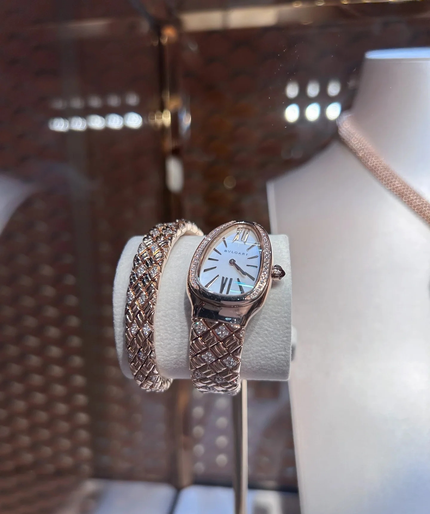 Bvlgari Pogley Serpenti SPG Watch: Elegant Snake Design, Japanese Quartz, Hand-Polished Gold. - 图片 7