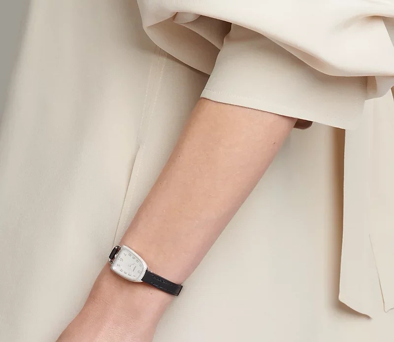 NO:158685,Gold 480 Diamond 100 Hermès launched the new season of the Galop d’Hermes series, which still draws inspiration from equestrian sports. The unique round shape of the case comes from the 